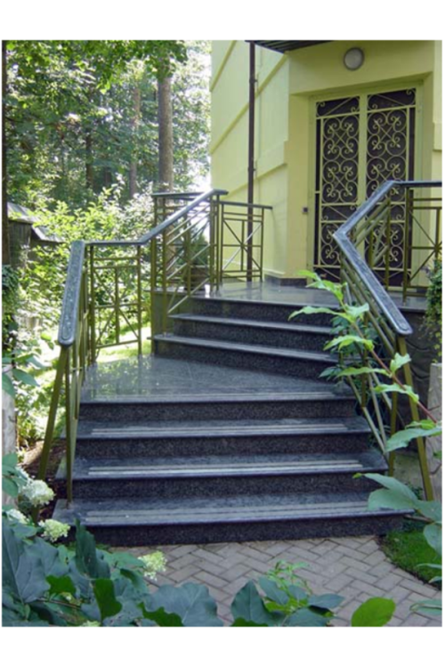 Гранитная лестница и гранитное крыльцо выполнено по индивидуальному проекту 